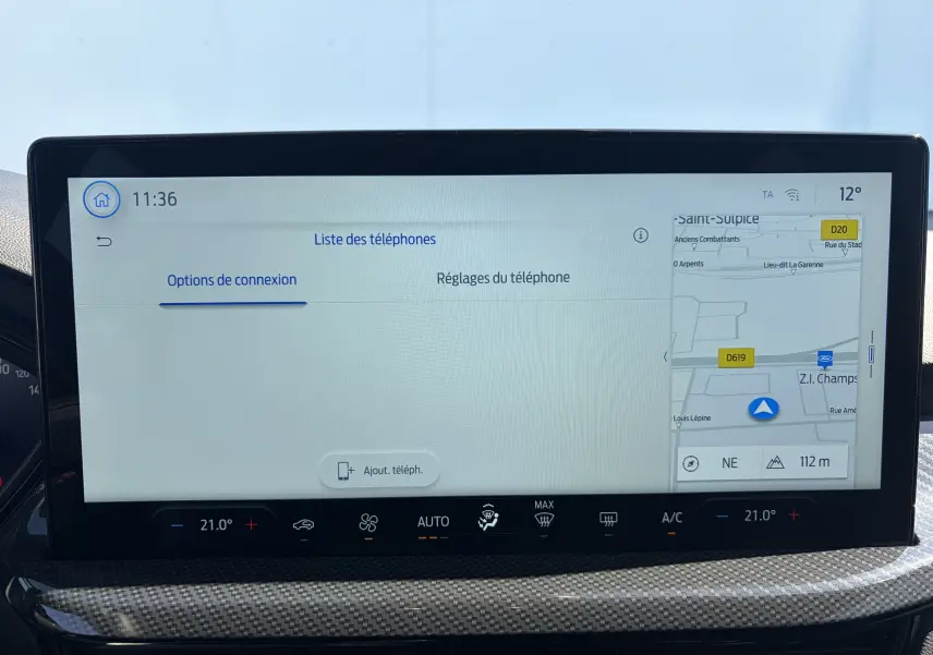 Écran tactile 13 pouces du système multimédia Ford SYNC 4 avec navigation, affichage clair et interface connectée.