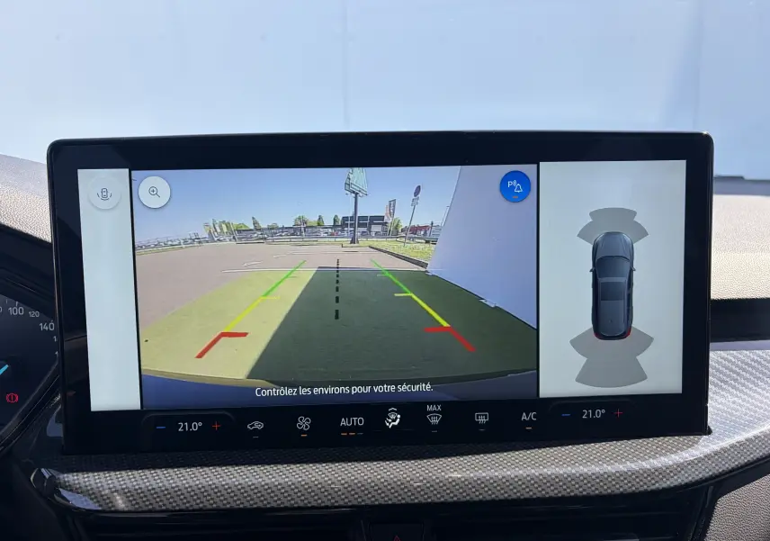 Écran multimédia de la Ford Focus IV ST-Line noir Agate montrant la caméra de recul et l'aide au stationnement.