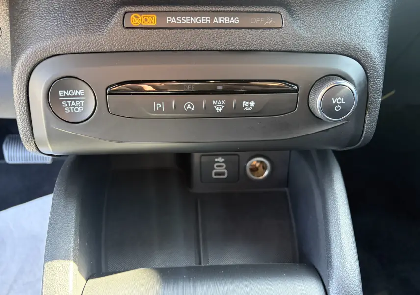 Vue rapprochée du tableau de bord noir de la Ford Focus IV ST-Line X avec boutons start/stop et volume.