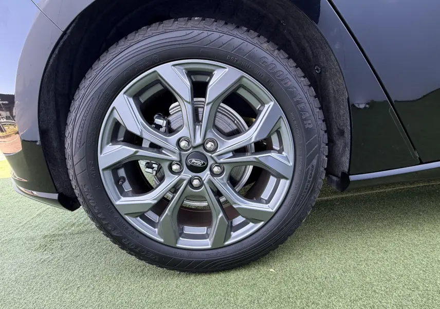 Gros plan sur la roue avant droite noire Agate d’une Ford Focus IV ST-Line X avec jante alliage 17 pouces à 5 branches.