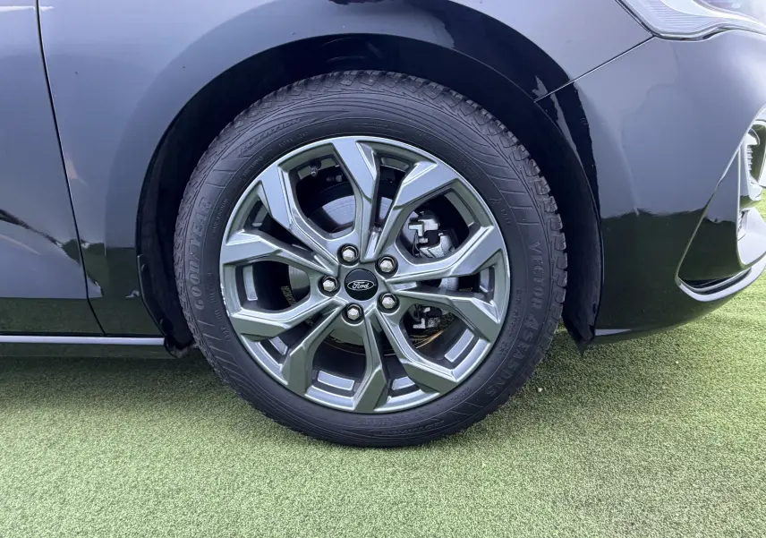 Gros plan sur la roue avant gauche de la Ford Focus IV noire avec jante alliage 17'' à 5 branches.