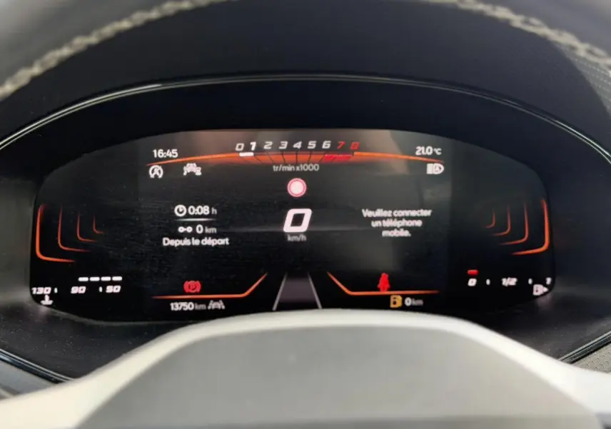 Vue rapprochée du combiné d'instruments digital du SEAT Arona TSI 115 Style, affichage rouge et noir.