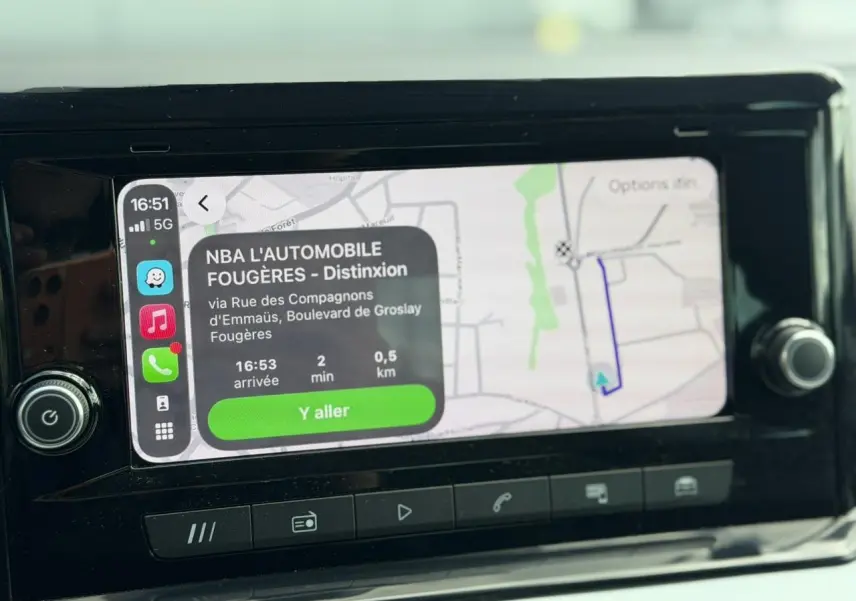 Écran tactile central du système MediaSystem+ du SEAT Arona TSI 115 Style affichant la navigation GPS.