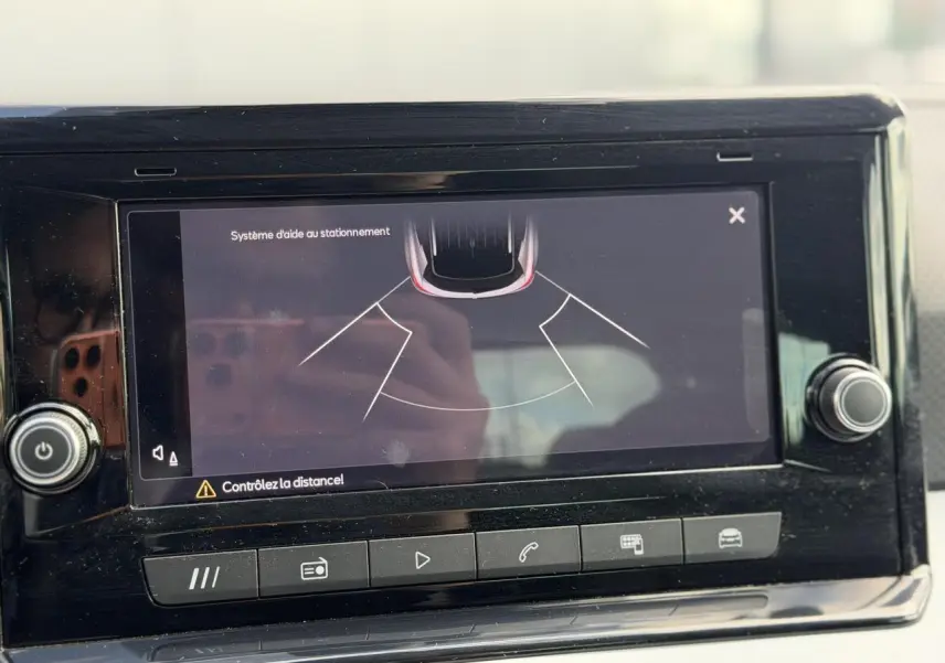 Écran tactile du système d'aide au stationnement de la SEAT Arona TSI 115 Style, vue intérieure centrale.