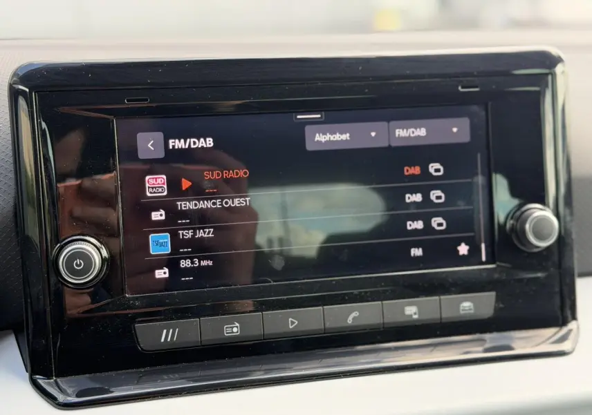 Écran tactile central du système MediaSystem+ du SEAT Arona, affichant les radios FM/DAB.
