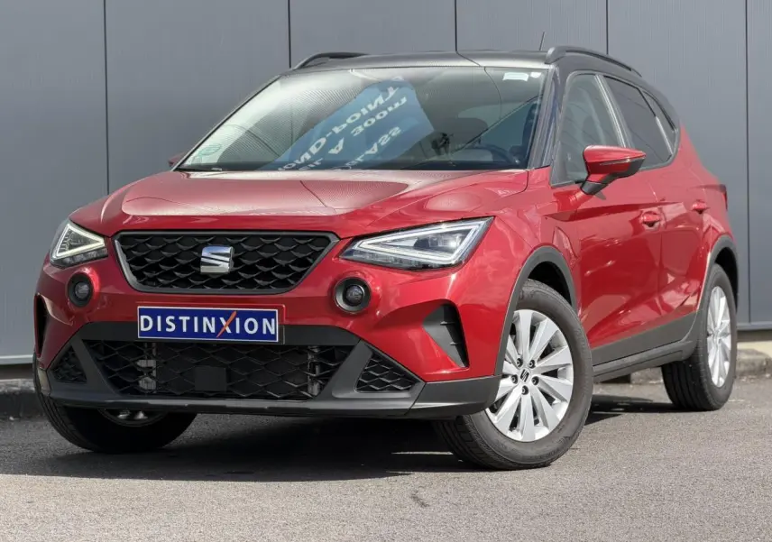 SEAT Arona TSI 115 Style rouge Désir en 3/4 avant droit avec calandre noire et jantes alliage 16 pouces.