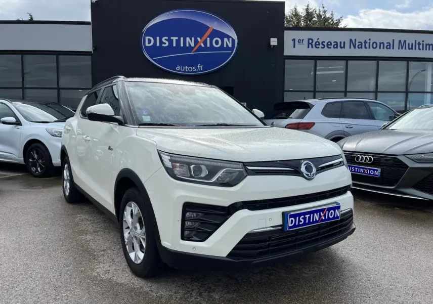 Vue 3/4 avant d'un SsangYong Tivoli blanc 2021 avec jantes alliage 16'' et calandre noire distinctive.