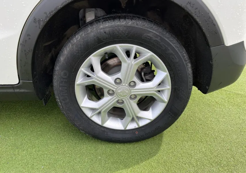 Gros plan sur la roue avant droite avec jante alliage 16'' du SsangYong Tivoli blanc 2021.