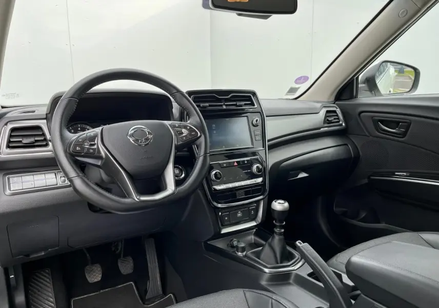 Intérieur du SsangYong Tivoli 2021 vu de face, volant cuir, écran tactile 8 pouces et boîte manuelle visible.