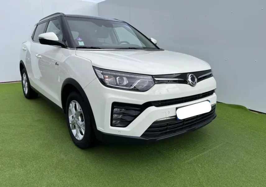 Vue 3/4 avant droite du SsangYong Tivoli blanc 2021 avec jantes alliage et toit noir contrasté.