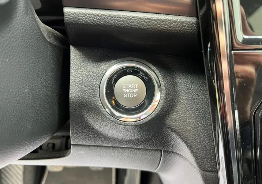 Gros plan sur le bouton Start Engine Stop du tableau de bord noir du SsangYong Tivoli blanc 2021.