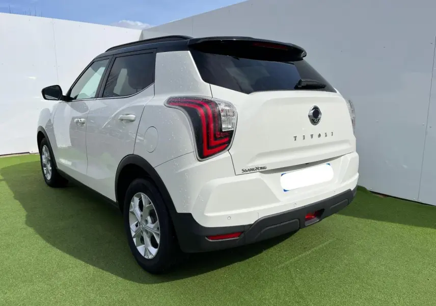 Vue 3/4 arrière droite du SsangYong Tivoli blanc avec jantes alliage 16 pouces et vitres arrière surteintées.