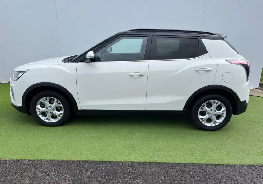 Vue de profil côté gauche du SsangYong Tivoli blanc avec toit noir et jantes alliage 16 pouces.