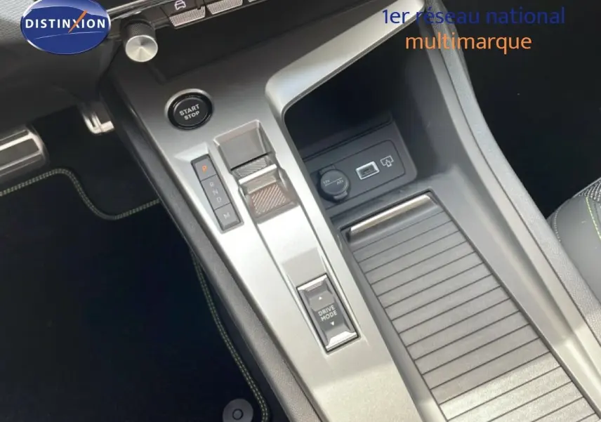 Vue rapprochée de la console centrale grise avec bouton start/stop et commande de boîte automatique sur Peugeot 308 hybride.