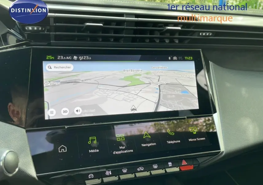 Vue rapprochée de l’écran tactile central du tableau de bord de la Peugeot 308 gris Artense, affichant la navigation.