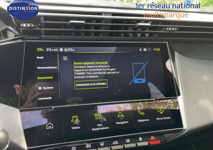 Vue rapprochée de l’écran tactile central du Peugeot 308 gris Artense, affichant le menu connectivité du système multimédia.