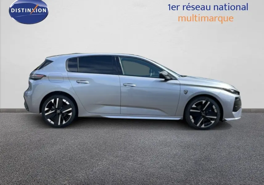 Profil droit de la Peugeot 308 1.2 Hybrid 145ch GT gris Artense métal avec jantes noires et vitres teintées.