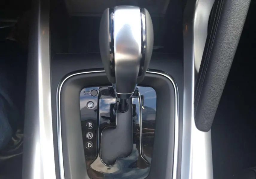 Le levier de vitesse automatique de la Renault Kadjar gris titanium, vue de dessus centrée sur la console.