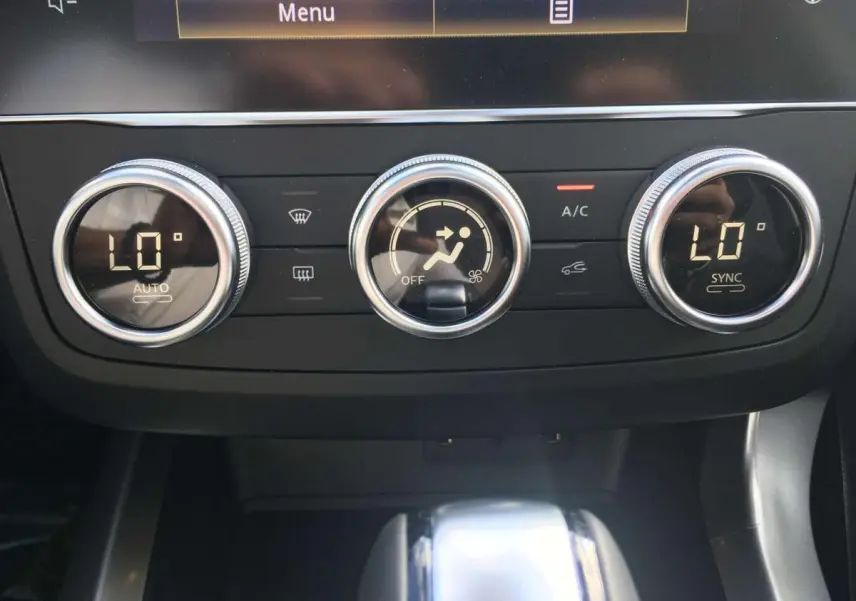 Gros plan sur la console centrale du Renault Kadjar 2020, montrant les commandes de climatisation automatique bi-zone.