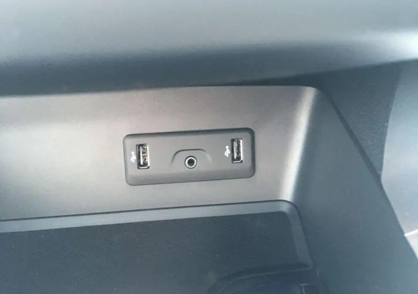 Vue rapprochée du port USB double et prise jack dans l’habitacle du Renault Kadjar gris titanium 2020.