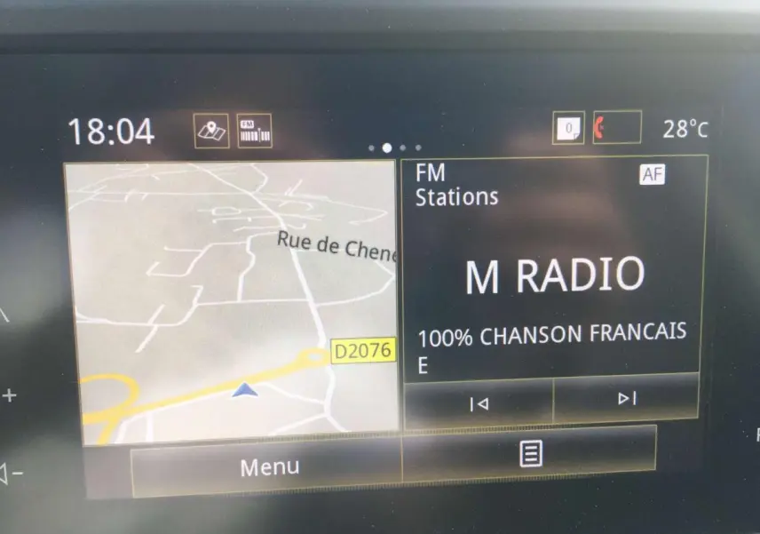 Écran tactile R-LINK 2 du Renault Kadjar 2020 affichant navigation et radio FM en intérieur véhicule.
