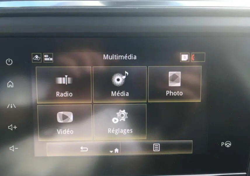 Écran tactile multimédia R-LINK 2 du Renault Kadjar 2020 affichant les options Radio, Média, Photo, Vidéo et Réglages.