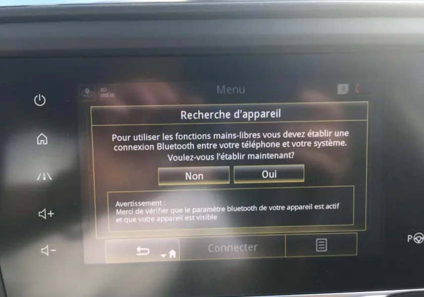 Écran tactile du système multimédia R-LINK 2 du Renault Kadjar 2020, affichant la recherche de connexion Bluetooth.