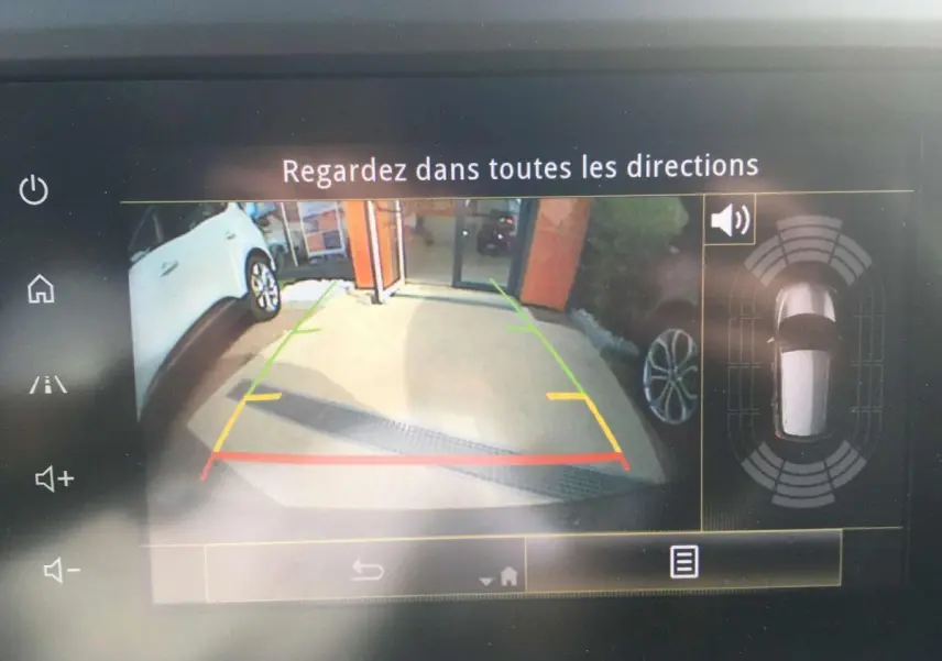 Vue écran caméra de recul du Renault Kadjar gris titanium, avec guidage de trajectoire et affichage capteurs de stationnement.
