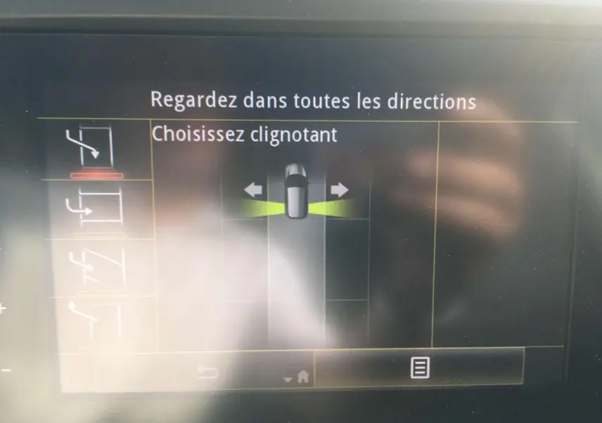 Écran tactile du système R-LINK 2 du Renault Kadjar 2020 montrant l'assistance au stationnement avec choix de clignotant.