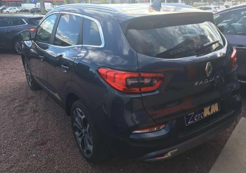 Vue 3/4 arrière droite d'un Renault Kadjar gris titanium avec feux arrière LED et jantes alliage 19 pouces.