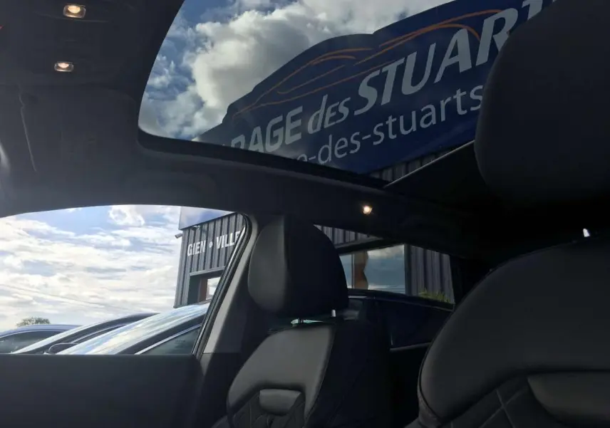 Vue intérieure du toit en verre fixe et sièges avant en cuir noir du Renault Kadjar gris titanium 2020.