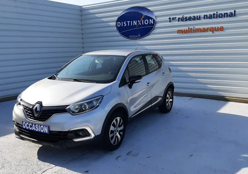 Renault Captur gris platine métal vu en 3/4 avant droit, avec jantes alliage et calandre noire brillante.