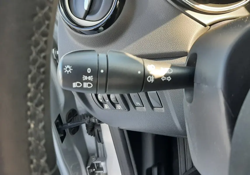 Gros plan sur les commandes à droite du volant en cuir noir du Renault Captur gris platine 2019, avec boutons R et O.