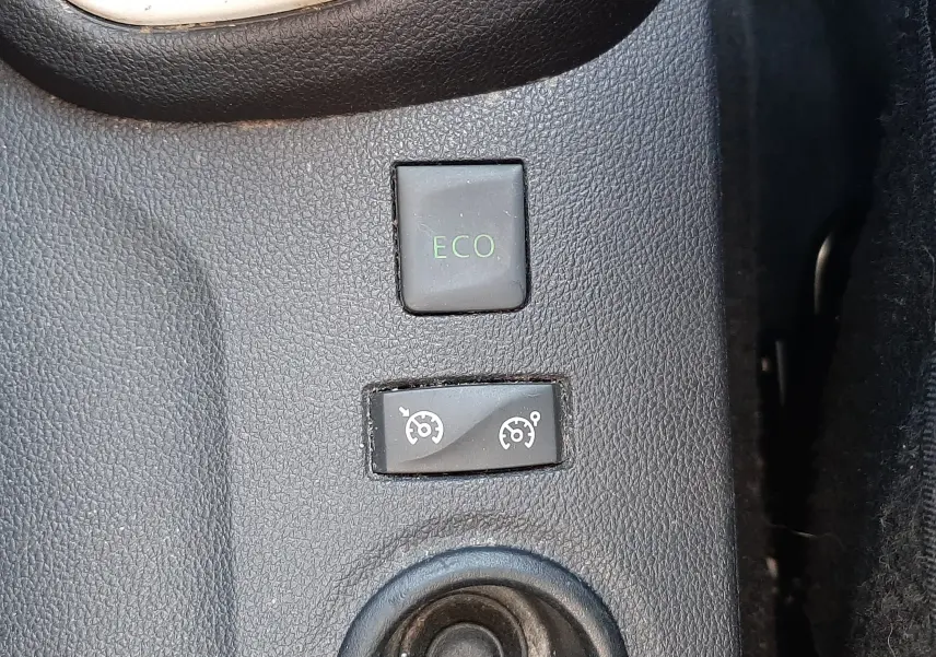 Gros plan sur la commande des essuie-glaces et la télécommande audio noire à gauche du volant d'un Renault Captur gris platine.