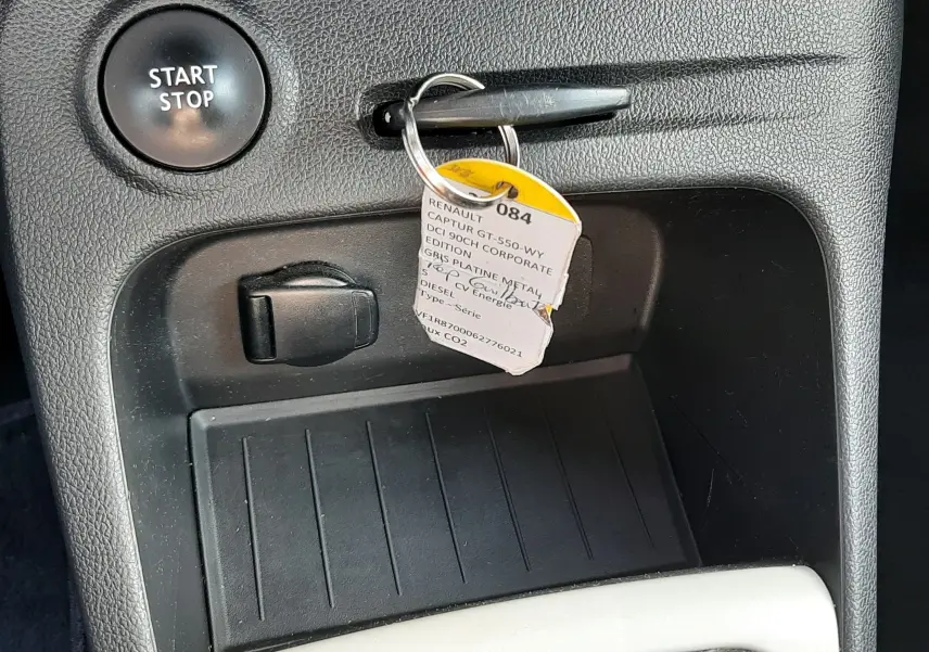 Gros plan sur le levier de vitesses manuel argenté du Renault Captur 1.5 DCI 90 Corporate Edition, intérieur noir.