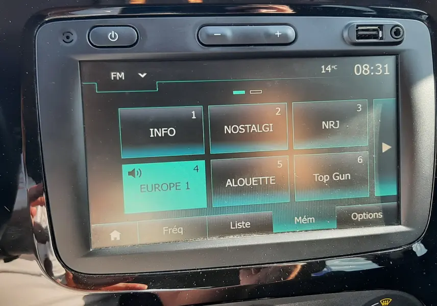 Écran tactile central du Renault Captur 2019 avec commandes climatisation et interface multimédia colorée.