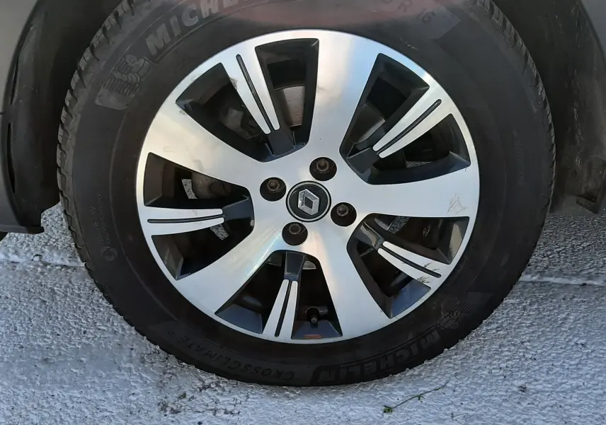 Gros plan sur la jante alliage du Renault Captur gris platine, équipée d'un pneu Michelin 205/60 R16.