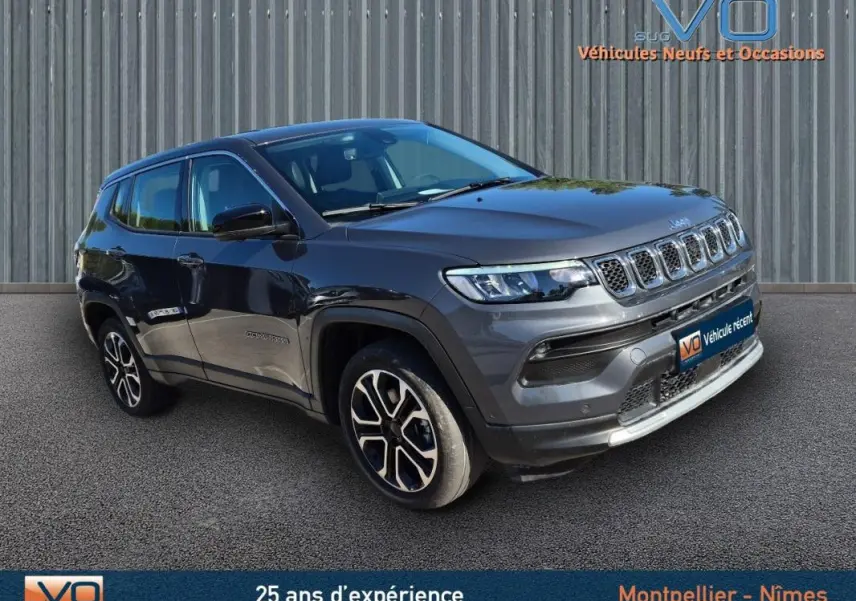 Vue 3/4 avant droit d’un Jeep Compass gris 2024 avec jantes alliage 18 pouces et calandre distinctive à sept fentes.