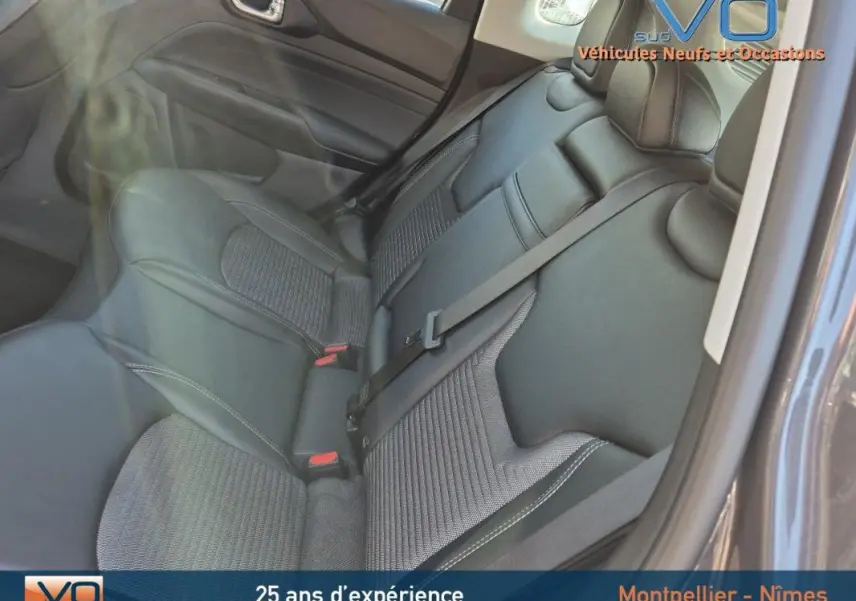 Vue intérieure des sièges arrière en tissu gris du Jeep Compass 2024, avec ceinture de sécurité centrale visible.