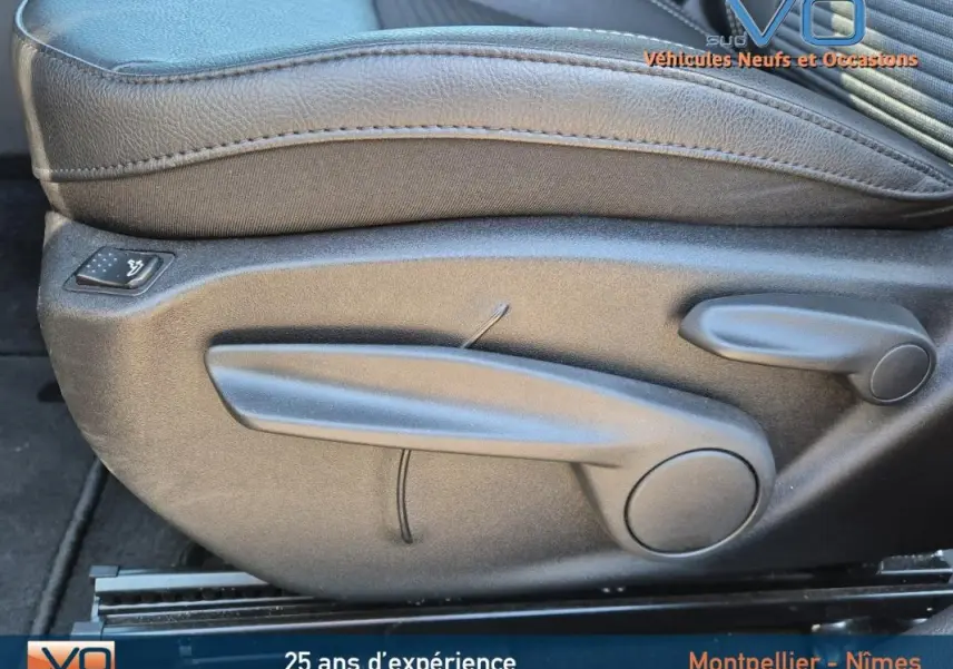 Détail de la commande de réglage du siège conducteur noir du Jeep Compass 2024 gris, version e-Hybrid Altitude.