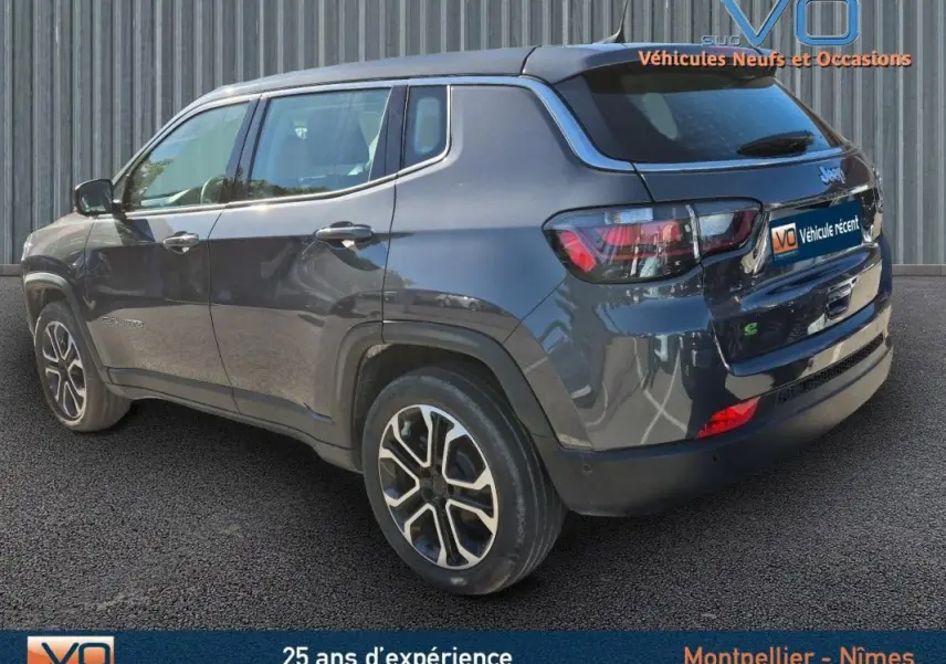 Vue 3/4 arrière droite du Jeep Compass gris 2024 avec jantes alliage 18 pouces et feux arrière LED visibles.
