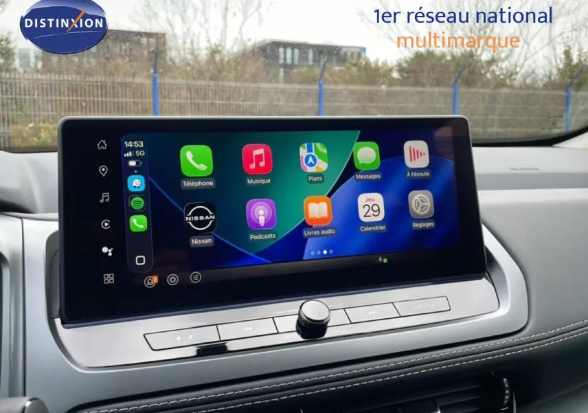 Écran tactile central du Nissan Qashqai 2025 en gros plan, affichant l'interface Apple CarPlay colorée.