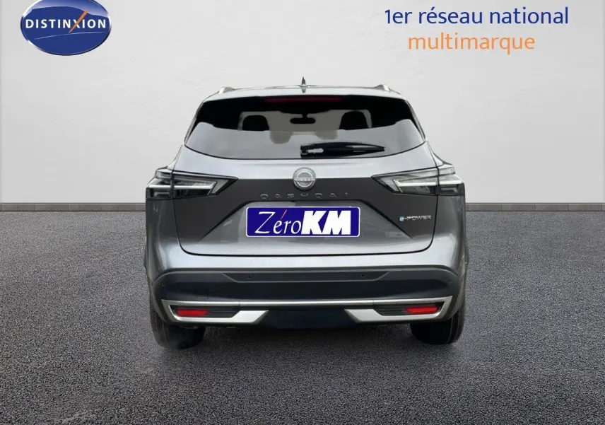 Vue arrière d'un Nissan Qashqai 1.5 E-POWER 205CH N-Connecta gris squale métal avec feux LED et hayon fermé.