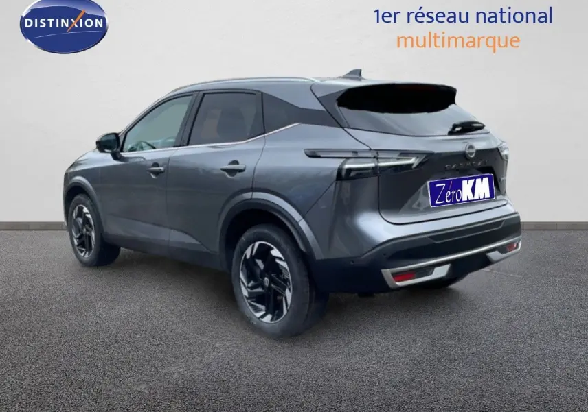 Vue 3/4 arrière gauche d’un Nissan Qashqai 1.5 E-POWER gris squale métal avec jantes noires et toit noir.