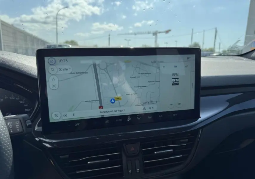 Vue intérieure centrée sur l'écran tactile 13 pouces du système multimédia Ford SYNC 4 de la Ford Focus gris Moondust.