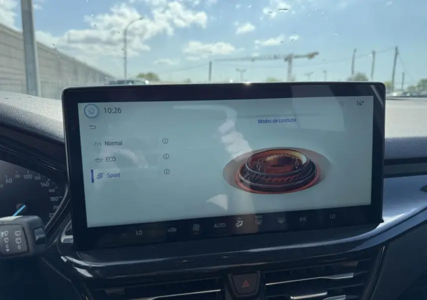Écran tactile central de la Ford Focus IV ST-Line X, affichant les modes de conduite Sport, Éco et Normal.