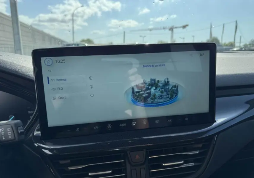 Écran tactile central de la Ford Focus IV ST-Line X, affichant les modes de conduite Eco, Normal et Sport.