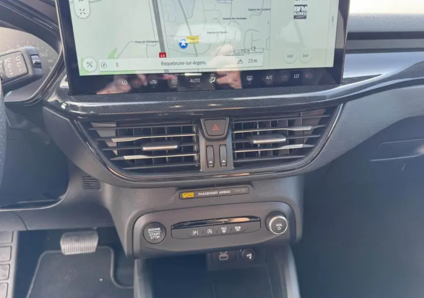 Vue rapprochée de la console centrale de la Ford Focus IV ST-Line X 2025 avec écran tactile et commandes climatisation.