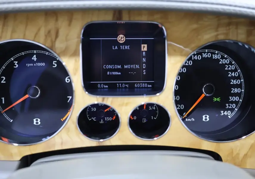 Tableau de bord en bois clair de Bentley Continental Flying Spur 2006 avec compte-tours, vitesse et écran digital central.
