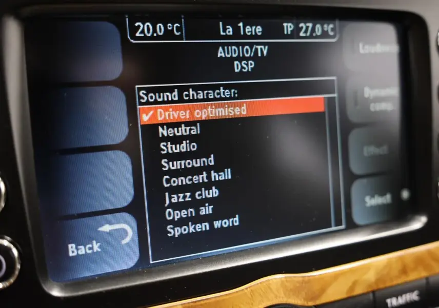 Écran central de la Bentley Continental Flying Spur 2006 montrant les réglages audio avec sélection "Driver optimised".